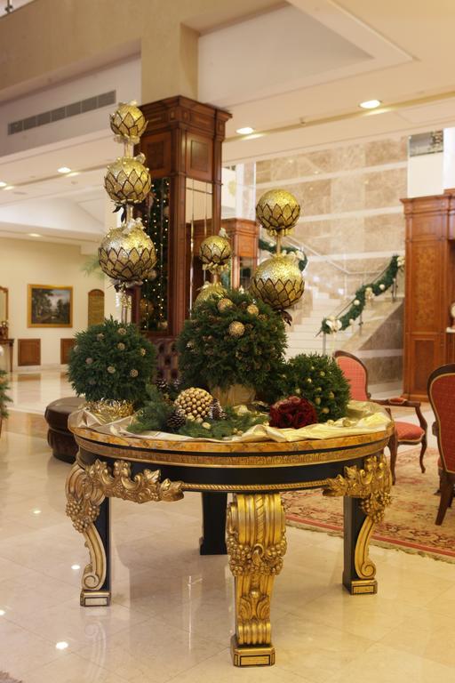 Grand Hotel Polyana Esto-Sadok Exterior foto Christmas decorations at the Grand Hotel