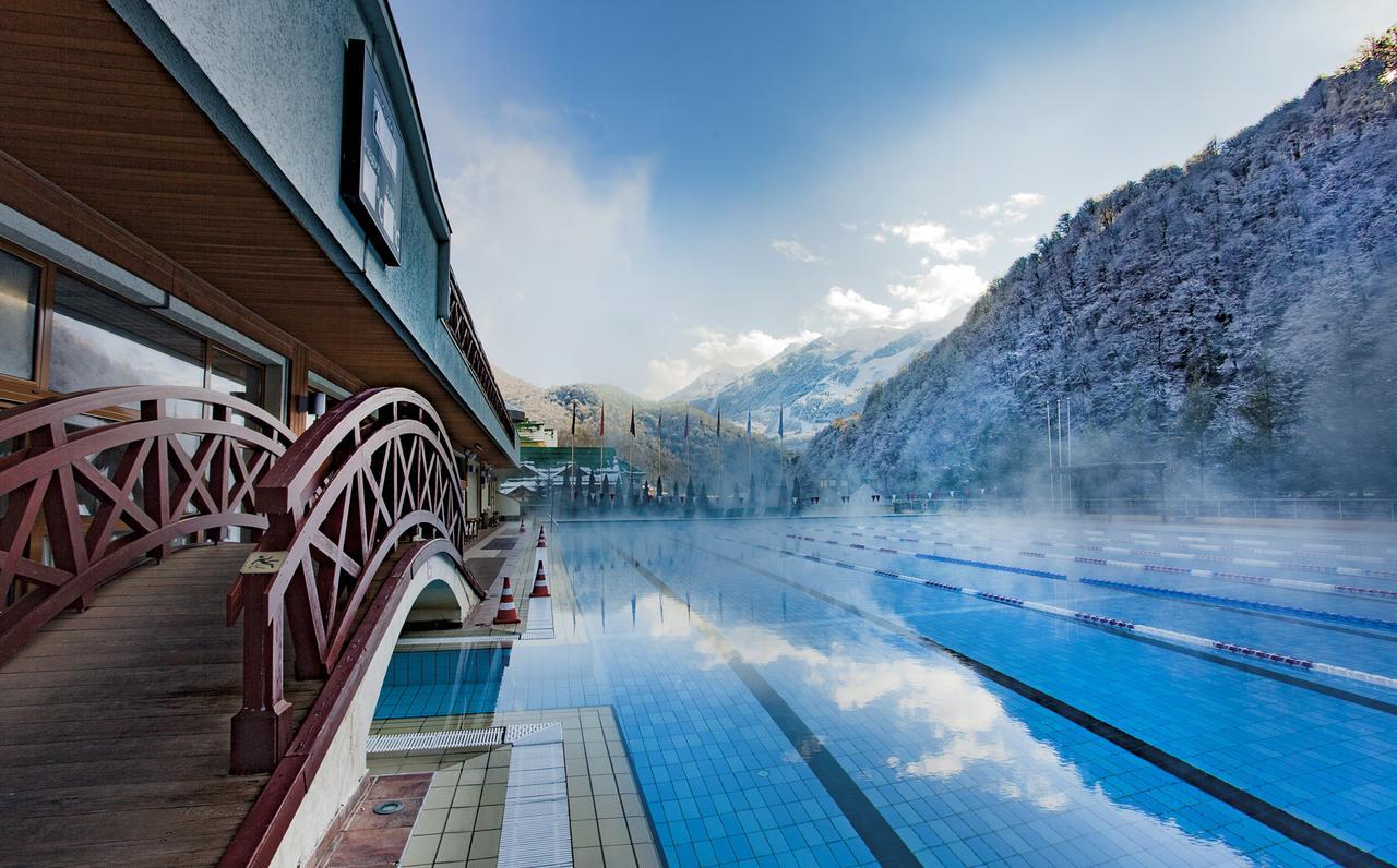 Grand Hotel Polyana Esto-Sadok Exterior foto The swimming pool